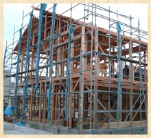 関　建設工業㈱では、土台・柱・梁（構造材）など、すべてにおいて天然無垢材を使用しています。